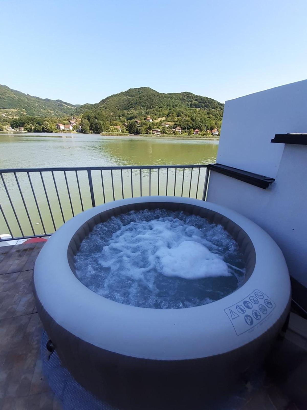 Vila Oaza - Zvornicko Jezero ズヴォルニク エクステリア 写真