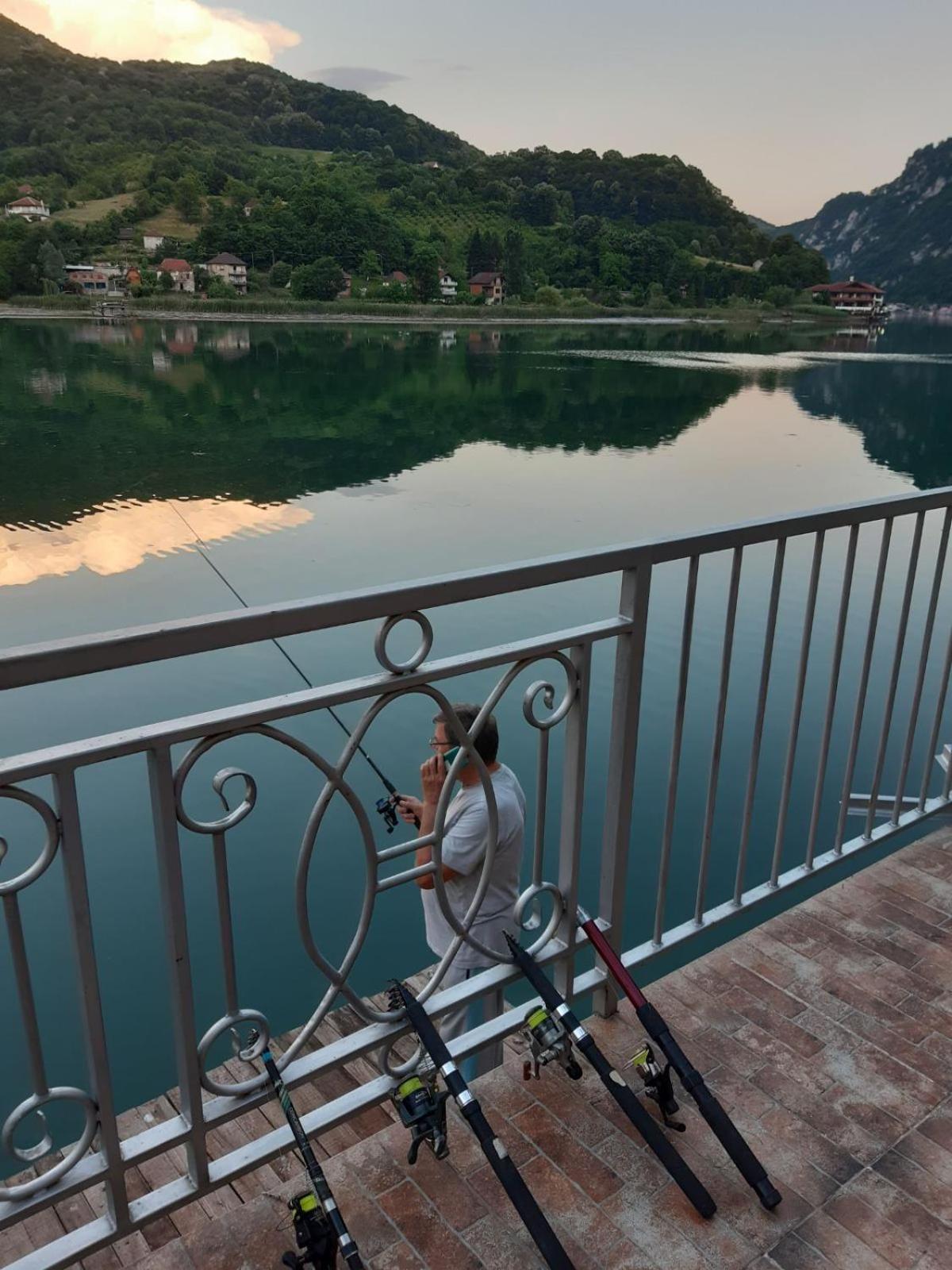 Vila Oaza - Zvornicko Jezero ズヴォルニク エクステリア 写真
