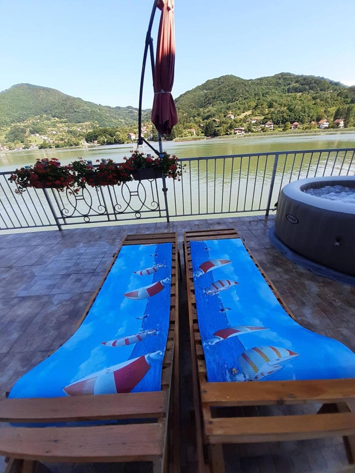Vila Oaza - Zvornicko Jezero ズヴォルニク エクステリア 写真